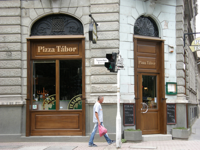 Bejárat kívülről